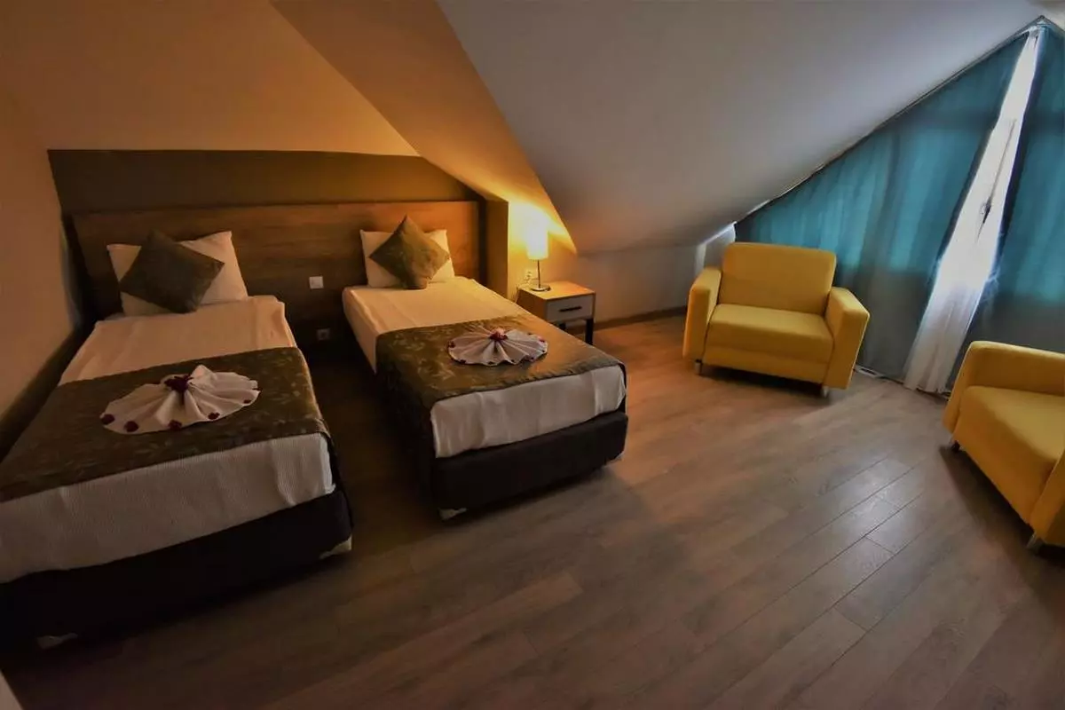 LUCIDA BEACH ROOM (Copy).jpg